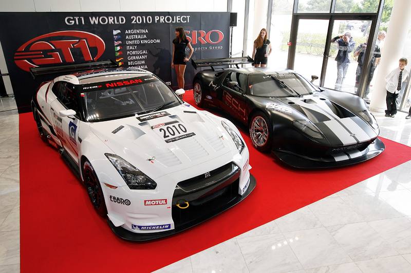 Illustration for article titled 2009 FIA GT Racers Trot Out For Spring Testing In France